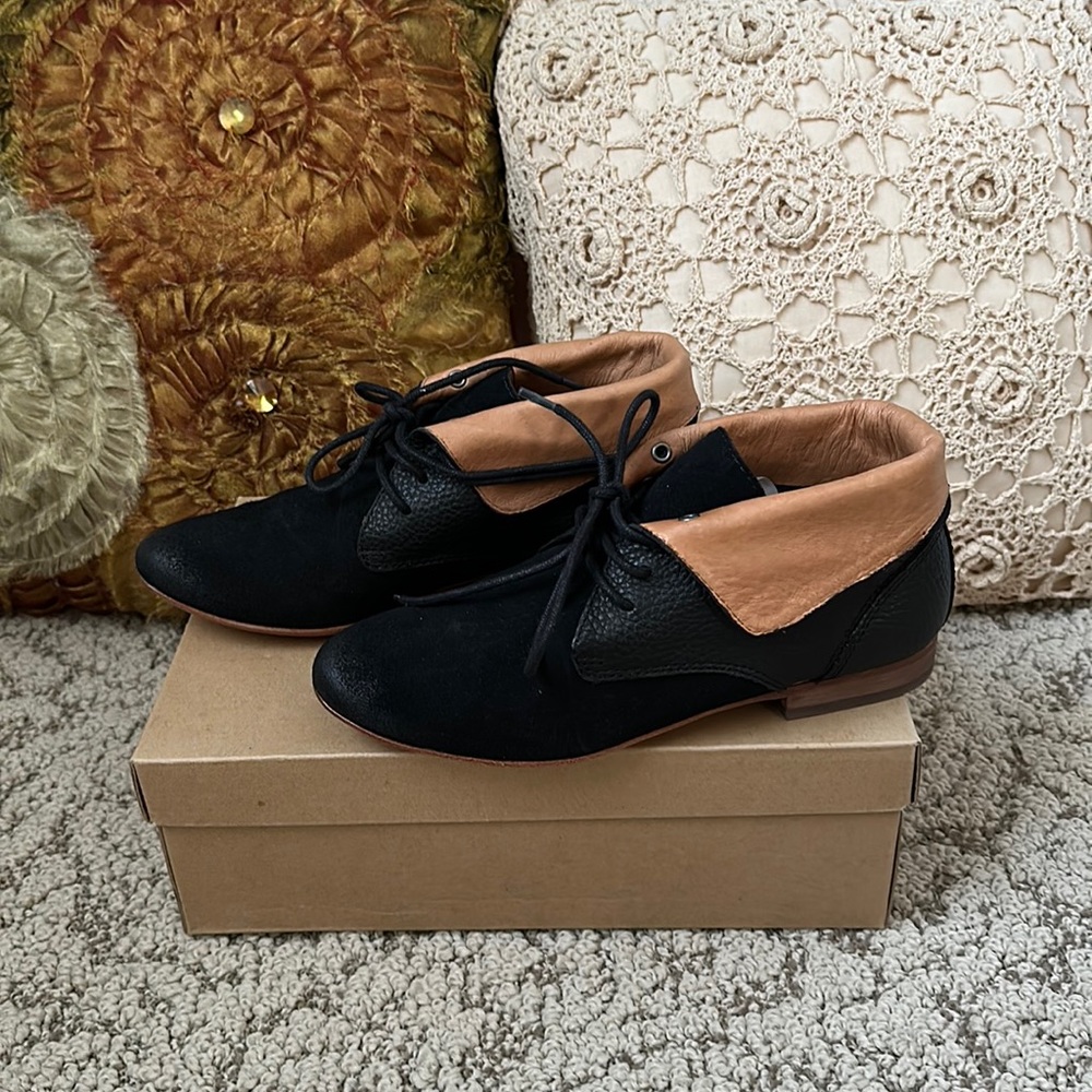 Never Worn- Gee WaWa Allison pebbled leather and smooth suede shorties